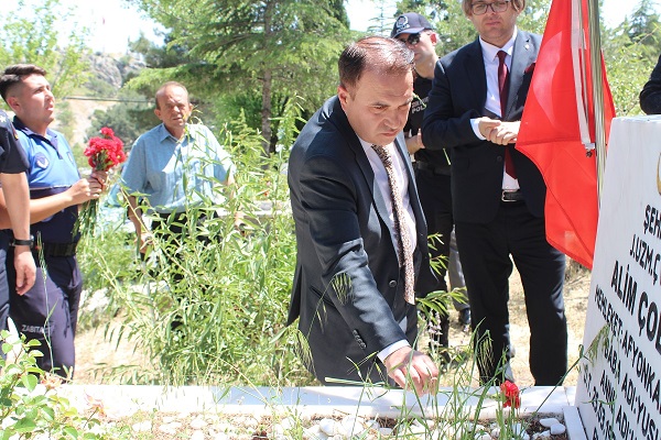 KAYMAKAMIMIZ KEMAL DURU ŞEHİT AİLELERİ VE HALKIMIZIN KURBAN BAYRAMINI KUTLADI.