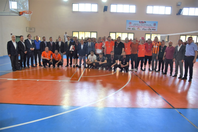 KAYMAKAM DURU DİNAR T TİPİ KAPALI VE AÇIK CEZA İNFAZ KURUMUNDA KOĞUŞLAR ARASI VOLEYBOL TURNUVASI FİNAL MAÇINI İZLEDİ.